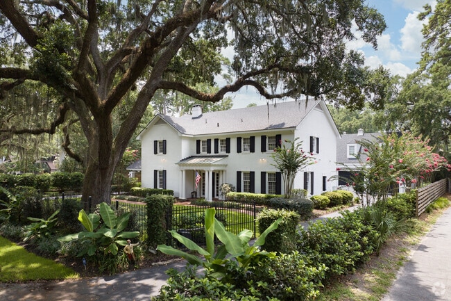 Whitemarsh Island homes are well landscaped.