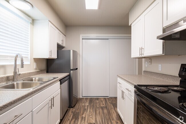 2BR, 2BA - 780SF
