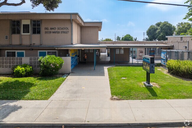 Del Amo Elementary School has a student to teacher ratio of 20:1.