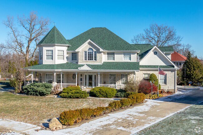 Large custom homes are found in the northern part of Silver Lake North.