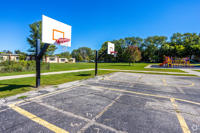 Hillis Elementary School has a basketball court for students in Merle Hay, IA.