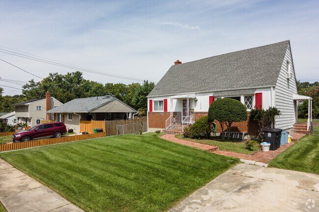 Cape cod style homes with small yards in Glassmanor.