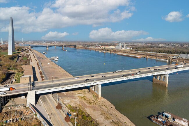 There are various bridges that can be used to travel over the Mississippi River to St. Louis.