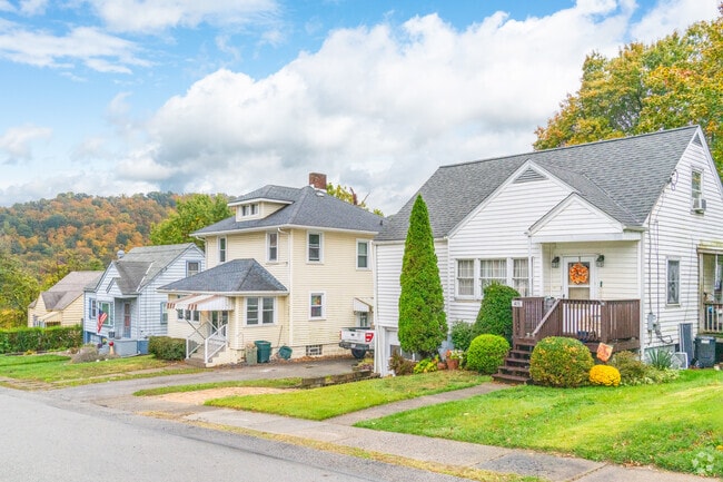 American Foursquare homes date from the early 1900s in Industry.