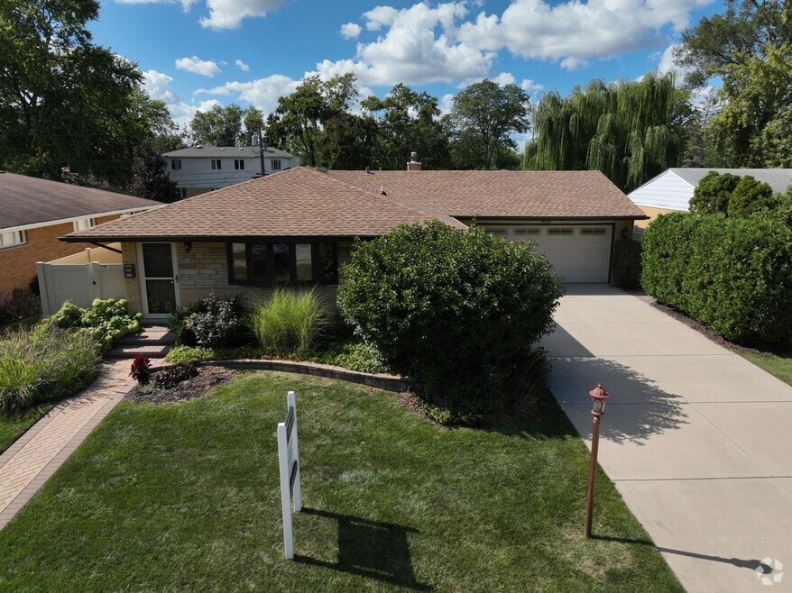656 Jon Ln, Des Plaines, IL 60016 - photo 2