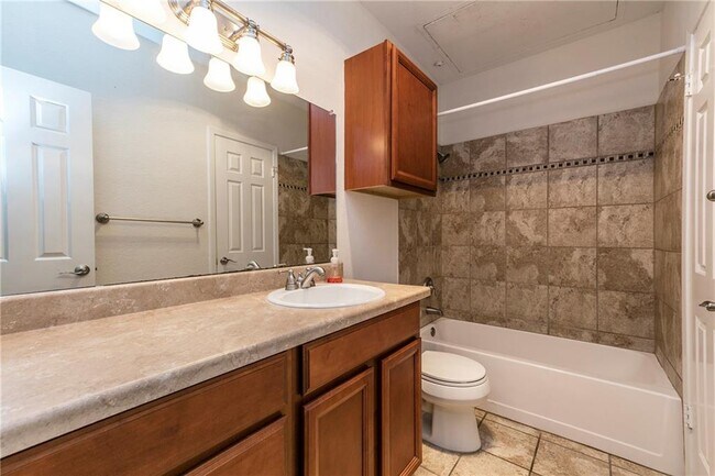 807 W 25th St unit 211, Austin, TX 78705 - photo 7