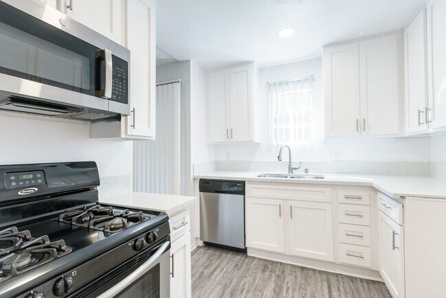 14056 Valleyheart, Sherman Oaks, CA 91423 - photo 2