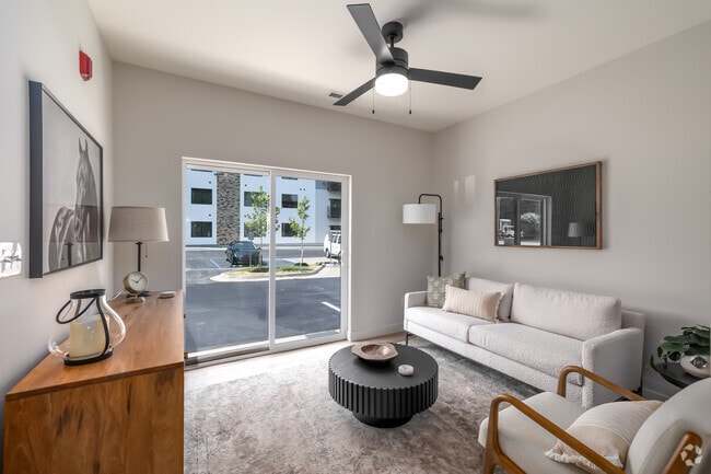 1BR, 1BA - 532SF - Living Room