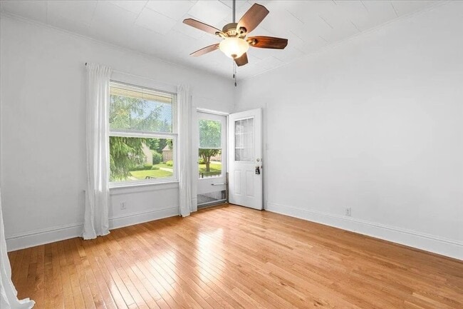 1052 Poplar St unit 1052 Poplar St, West Bend, WI 53095 - photo 4