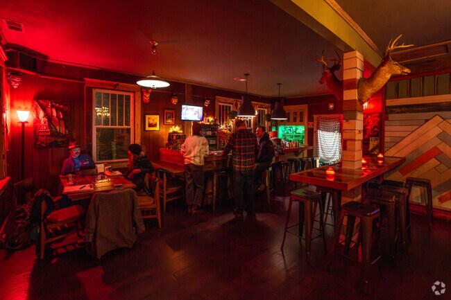 Ridgedale-Oak Grove residents can relax in the cozy and fun atmosphere of Lo Main.