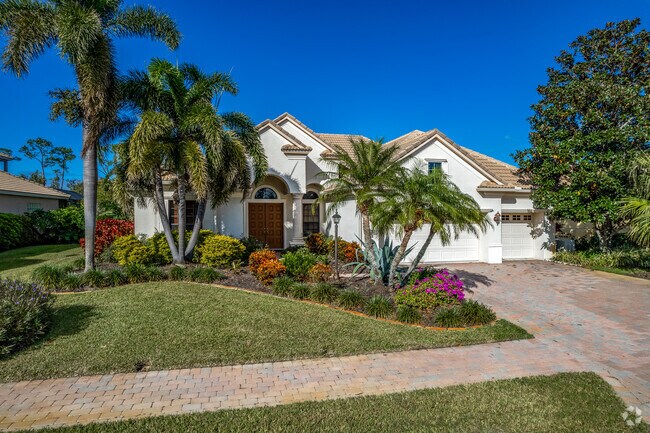Lake Sarasota residents love having lunch clean landscaping at their homes.