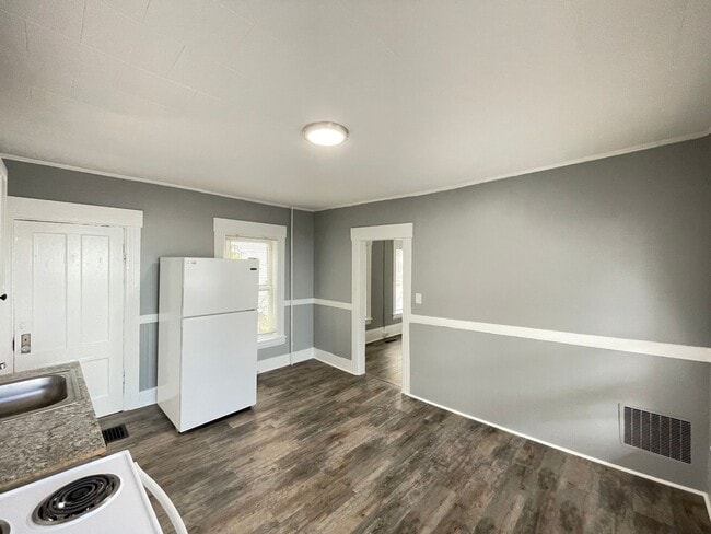 421 Spruce St unit 1, Manchester, NH 03103 - photo 2