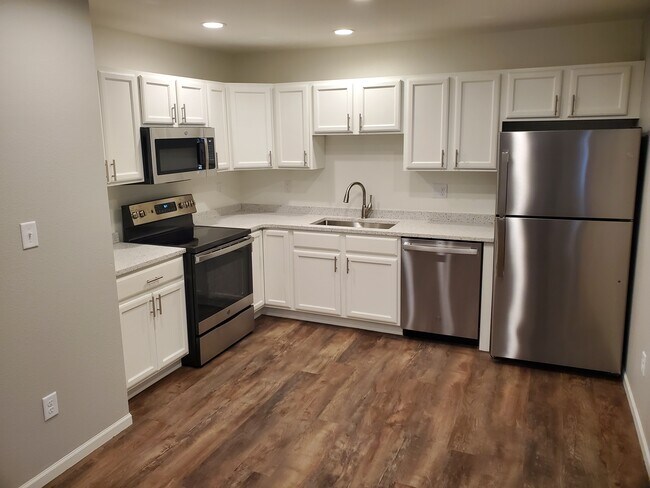 2322 College St unit 7, Cedar Falls, IA 50613 - photo 3