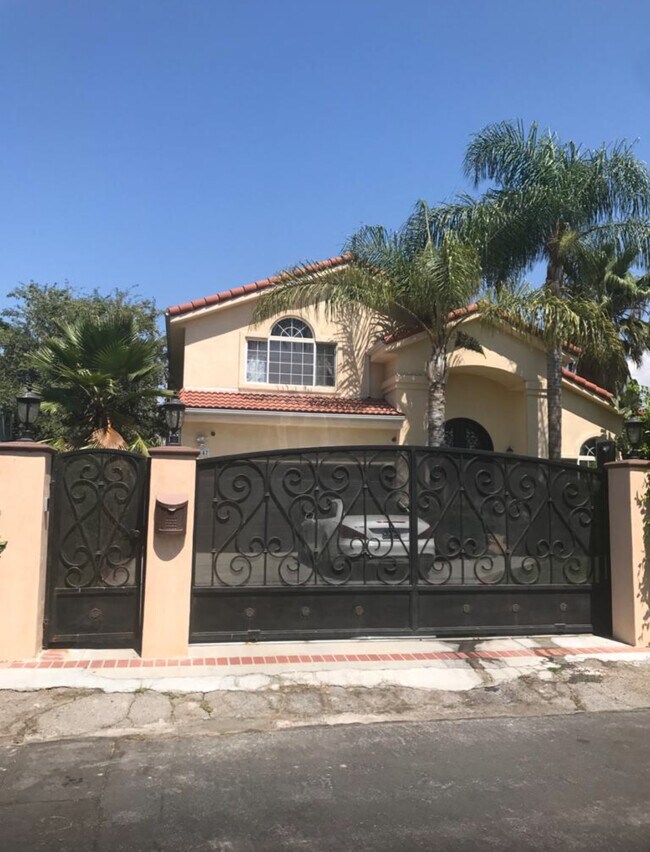 12147 Miranda St, Valley Village, CA 91607 - photo 2