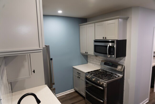 22 Chapman St unit Charming 2-Bedroom A, Bloomfield, NJ 07003 - photo 6