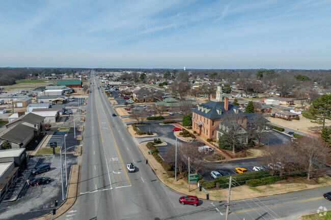 The main thoroughfare through Muscle Shoals is Avalon Avenue.
