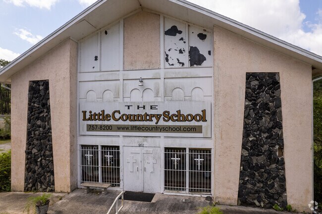 The entrance of the Little Country School in Jacksonville, FL.