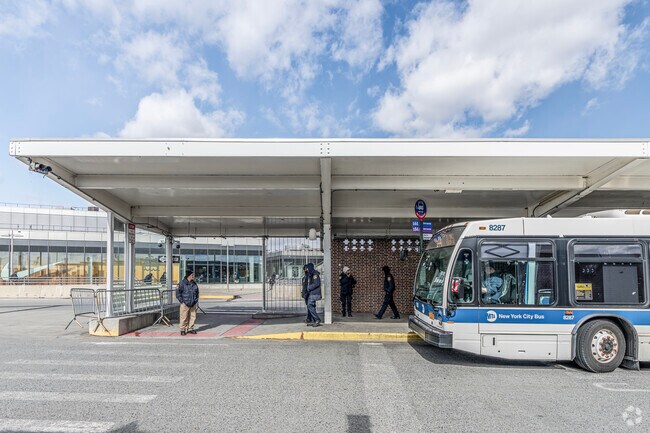 One of Rosebank's main draws is its closeness to buses to the Staten Island Ferry.