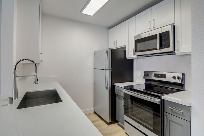 Bay, San Diego, CA 92109 - photo 2