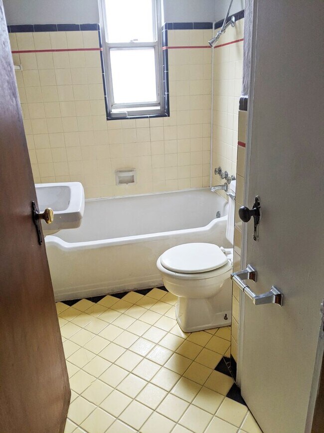 956 Ludlow Ave unit 956-08, Cincinnati, OH 45220 - photo 6