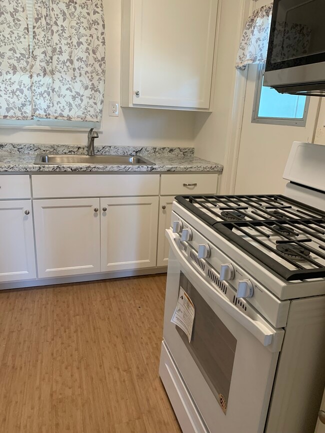 905 Baldwin Rd unit Susan Wyatt, Bakersfield, CA 93304 - photo 3