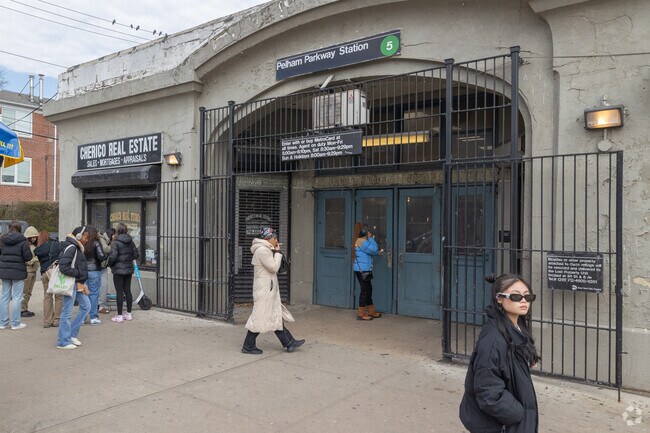 The Pelham Parkway train station provides service to the east side of Manhattan.