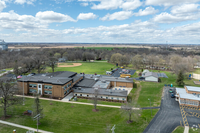 The courses at Newark Elementary School encourage critical thinking and creativity.