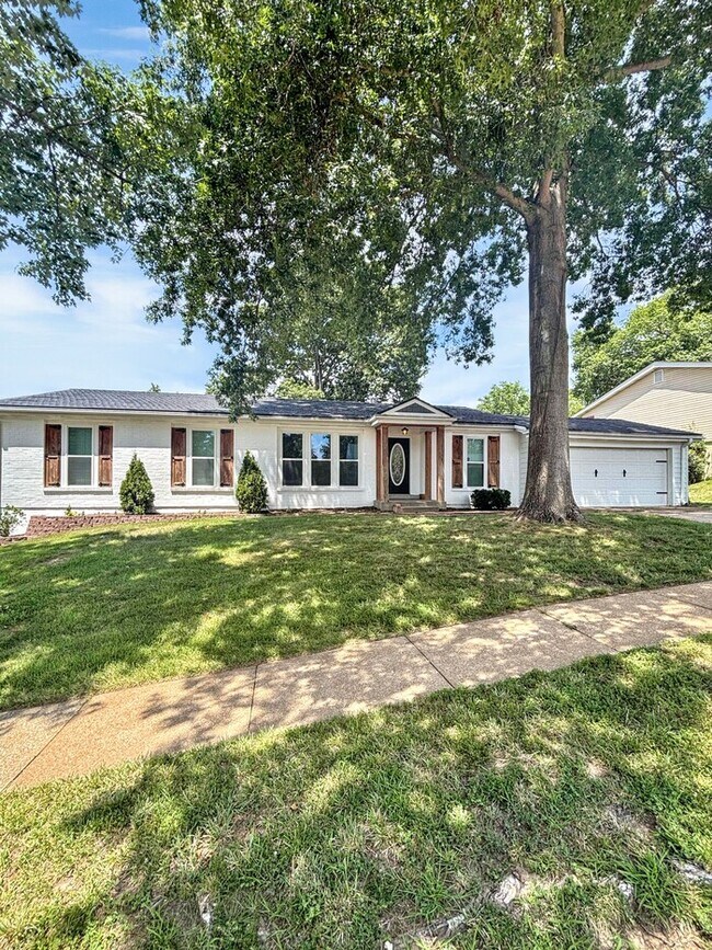 813 Big Bend Woods Dr, Ballwin, MO 63021