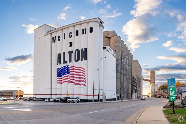 A portion of the Great River Road runs through the heart of Alton.