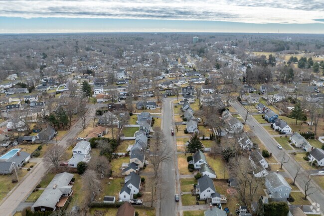 With its proximity to Boston its no wonder why folks love living in Braintree Highlands.