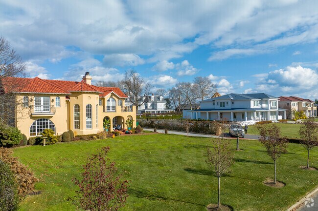 Many homes in Elberon have large spaces between lots.
