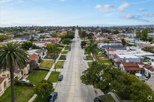 Manchester Square homes are nestled in a grid of walkable streets near central Los Angeles.