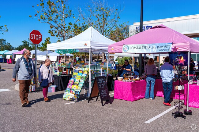 Horizon West residents shop locally at the bi-monthly Homegrown Market.