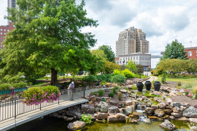 Downtown Springfield is minutes from Washington Park Knolls.