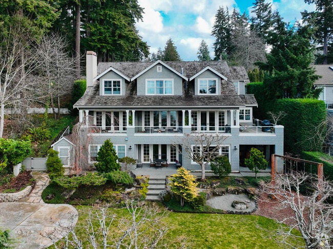 A New Traditional-style house