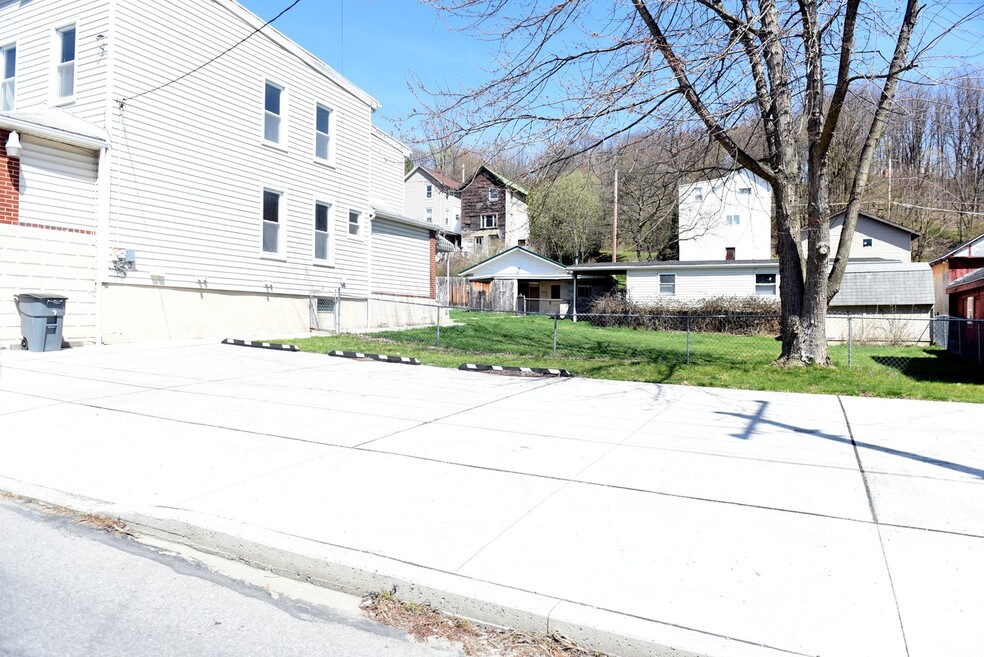 2312 18th St unit 2312 1/2 18th Street, Altoona, PA 16601 - photo 1