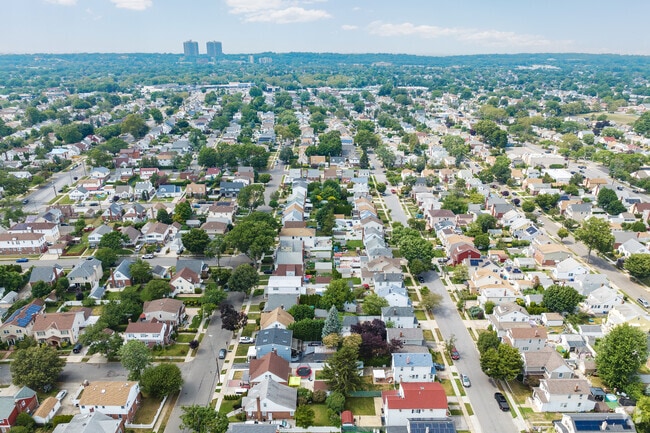 In 2022, North New Hyde Park's population was 14.7k people with a median income of $149,235.