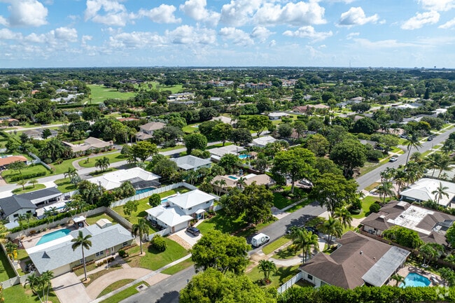 Sherwood Lakeview features tree‑lined streets woven around neighborhood lakes.