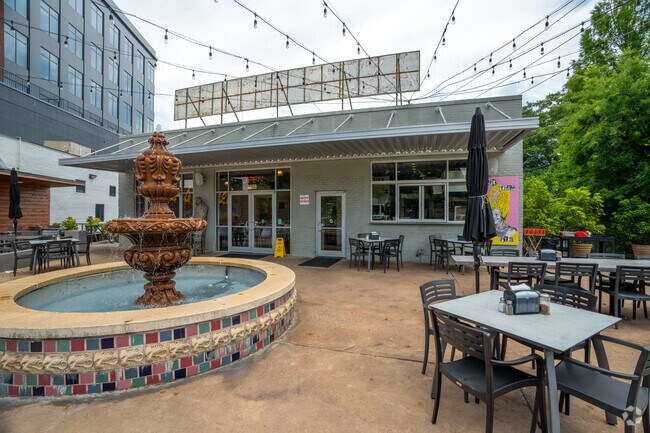You can find outdoor seating at Fellini's Pizza on Peachtree Road.