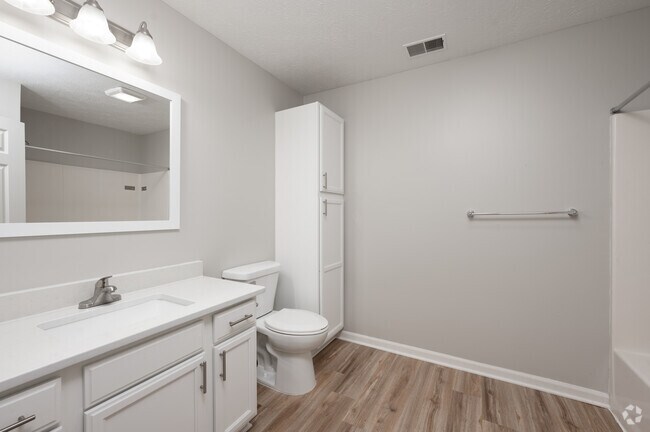 2BR, 1BA - 998SF - Bathroom