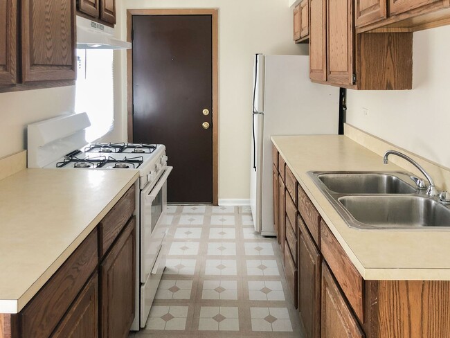 627 W Melrose St unit G2, Chicago, IL 60657 - photo 2