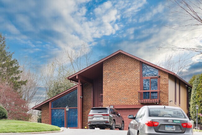 Some neighborhoods in Oakland Mills boast beautiful mid-century modern homes on larger lots.