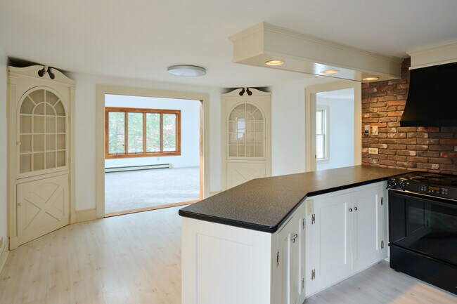 710 Coolidge Ave unit 2, Manchester, NH 03102 - photo 4