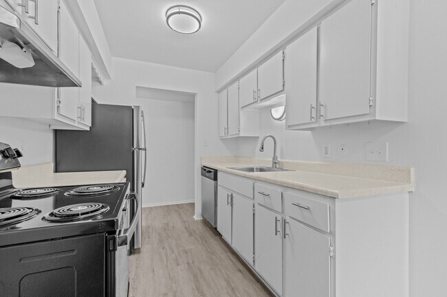 Carriage Park Apartments - Dearborn Heights, MI, Dearborn Heights, MI 48127 - photo 2