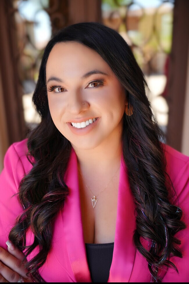 Xiomara Groves