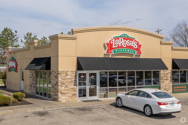 LaRosa’s Pizzeria is where Edgewood residents can get bacon ranch pizza or a hoagy for the road.