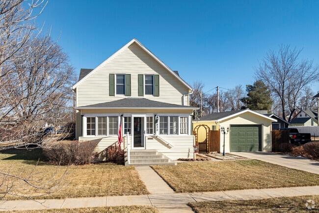 The ample yards of Fort Morgan's Craftsman homes encourage a lifestyle that embraces nature and outdoor activities. Families can enjoy barbecues, children can play freely, and neighbors can connect, creating a vibrant atmosphere that celebrates the joys of home and community.
