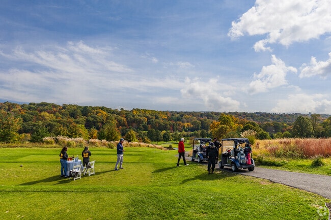 At the NY Country Club, players enjoy golf with wine and snacks, blending leisure and luxury.