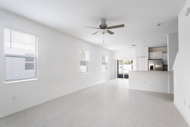 37680 Leafside Ln, Zephyrhills, FL 33541 - photo 6