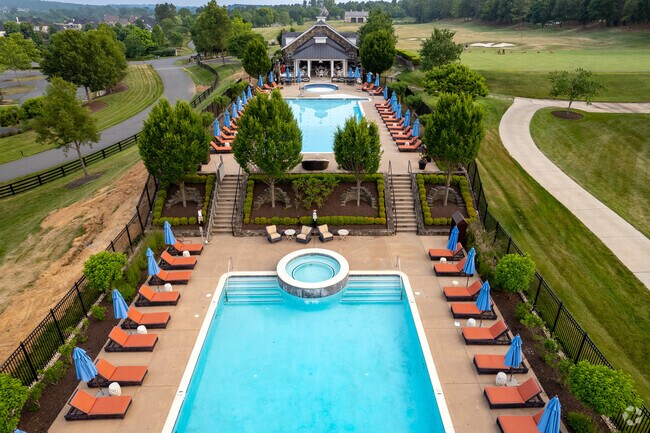 Creighton Farms residents in Aldie can cool off at the picture perfect swimming pool.